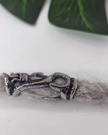 Abalorio Calavera con serpiente