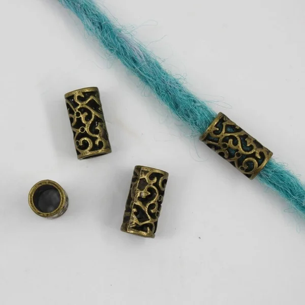 Abalorio floritura de acero dorado