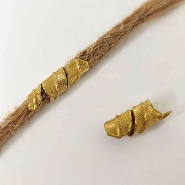 Abalorio Pluma Artesanal de Latón