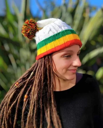 Gorro Beanie con pompón - Blanco y rasta
