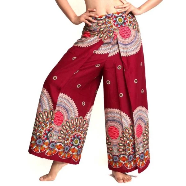 Pantalón rojo de pierna cruzada